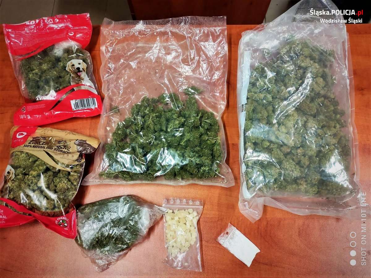 KPP Wodzisław U 43-latka policja znalazła prawie 560 porcji marihuany i około 400 działek dilerskich tzw. dopalaczy