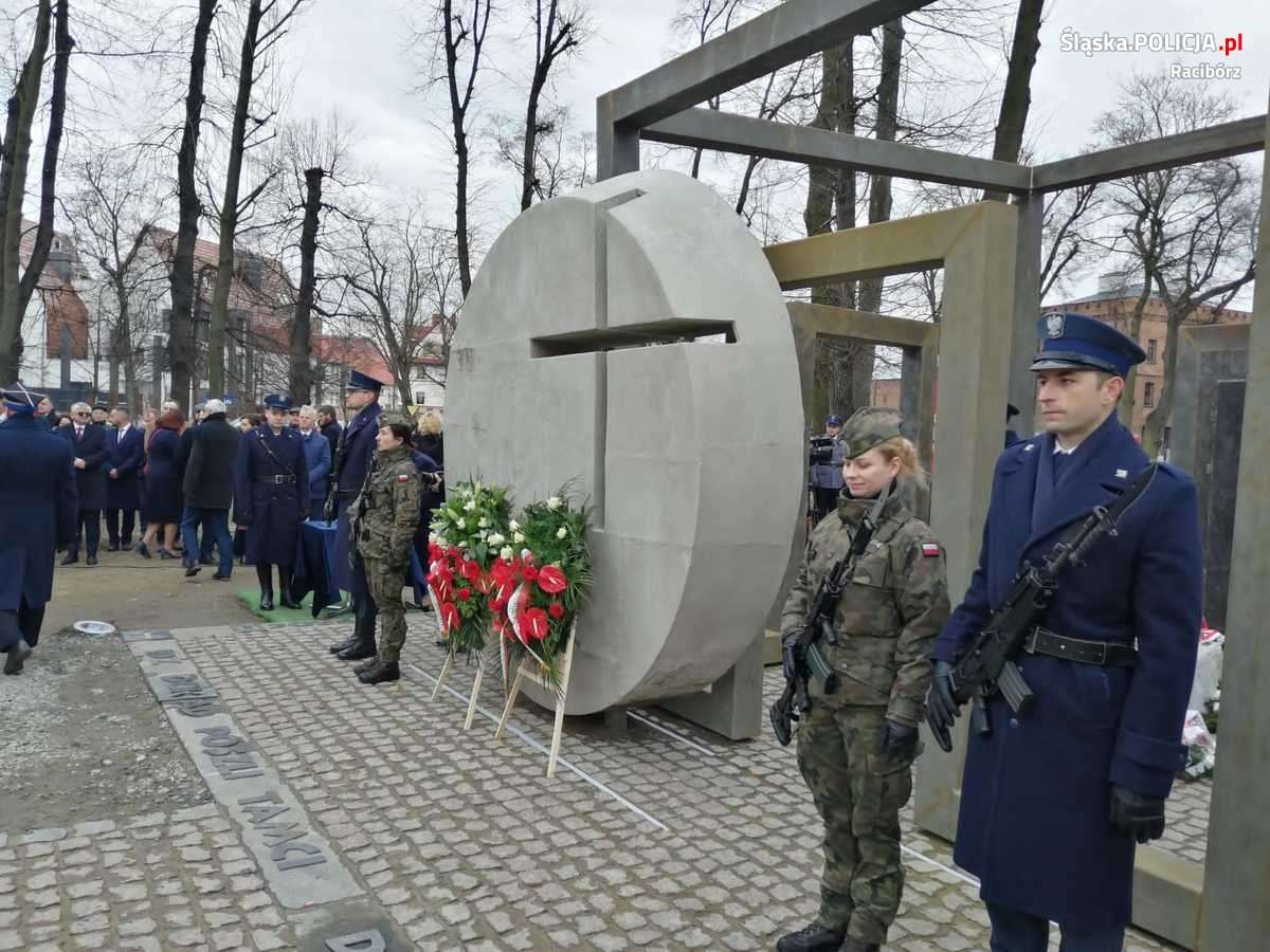 KPP Racibórz Honorowe warty przed nowo odsłoniętym Pomnikiem Żołnierzy Wyklętych