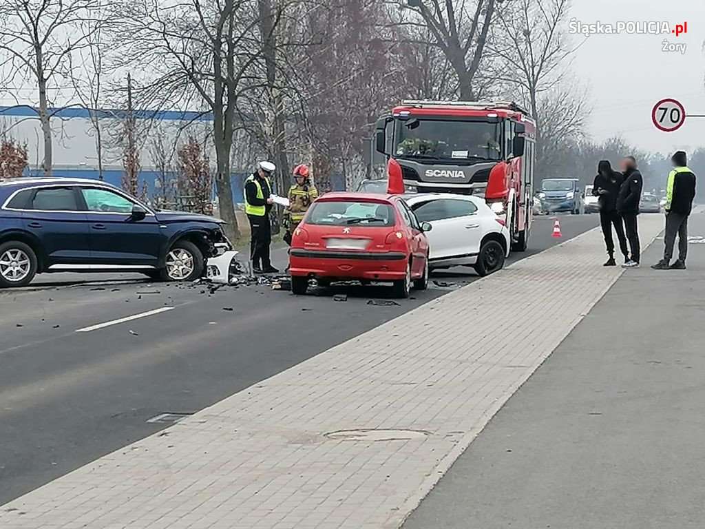 KMP Żory Audi rozpoczęło wyprzedzanie innych pojazdów w rejonie skrzyżowania i zderzyło się czołowo z volkswagenem