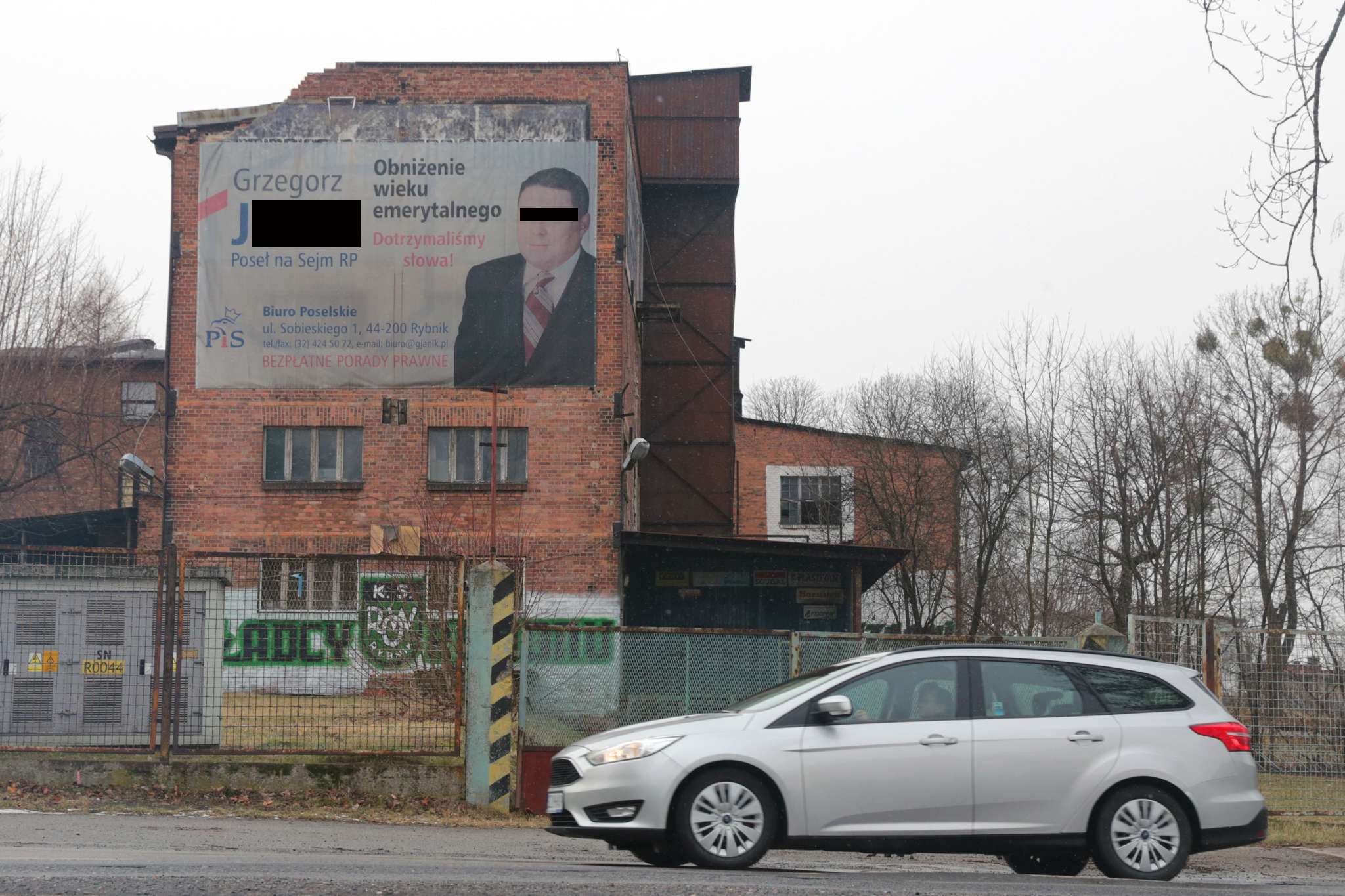 Na ulicy Chwałowickiej nadal wisi banner z posłem. fot. Dominik Gajda.