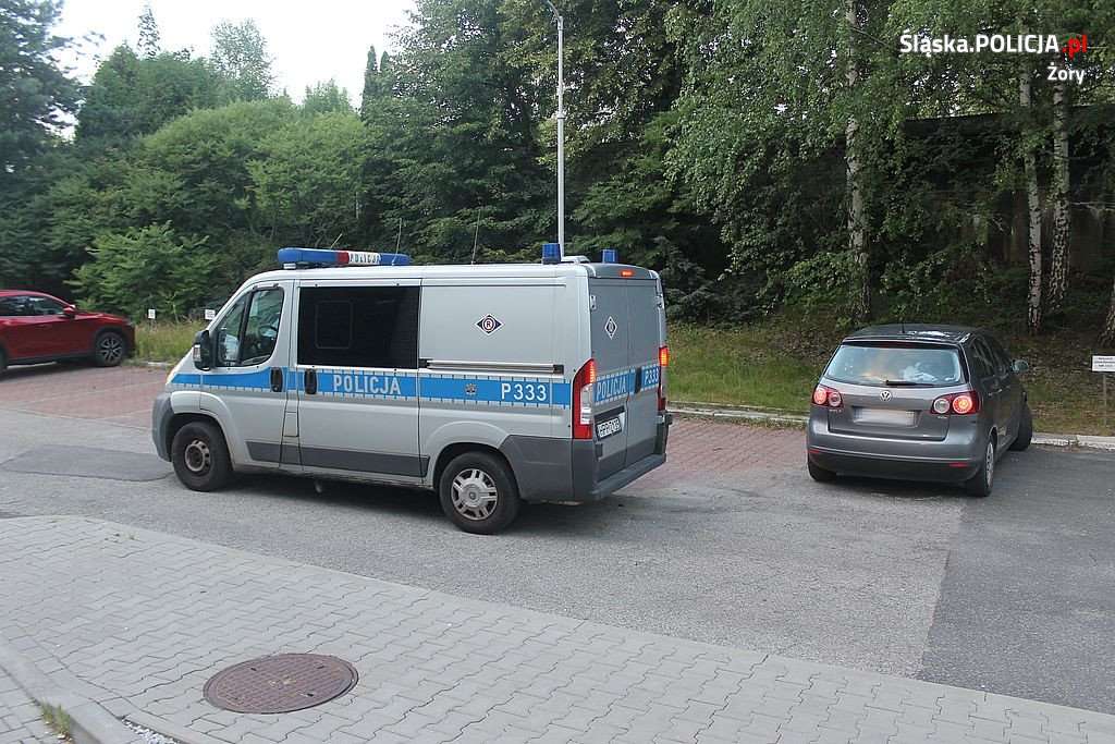 KMP Żory Policjanci pomogli matce z dzieckiem bezpiecznie dojechać do szpitala w Katowicach