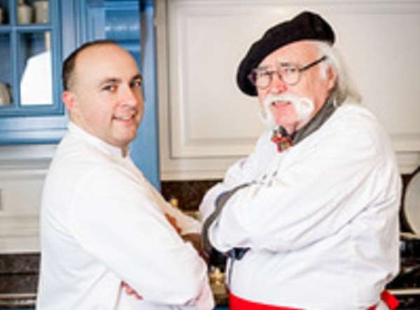 Materiały prasowe Szef kuchni Restauracji Mona Jakub Łazarczyk (po lewej) z Kurtem Schellerem