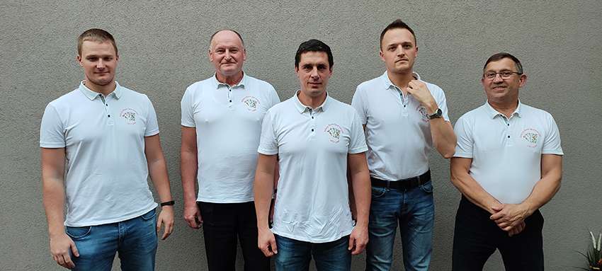 Materiały prasowe LKS Lyski, trzecia ligowa drużyna w kraju. Od lewej: Łukasz Wojaczek, Grzegorz Wojaczek, Dawid Michalski, Klaudiusz Wojaczek i Mirosław Szulik 