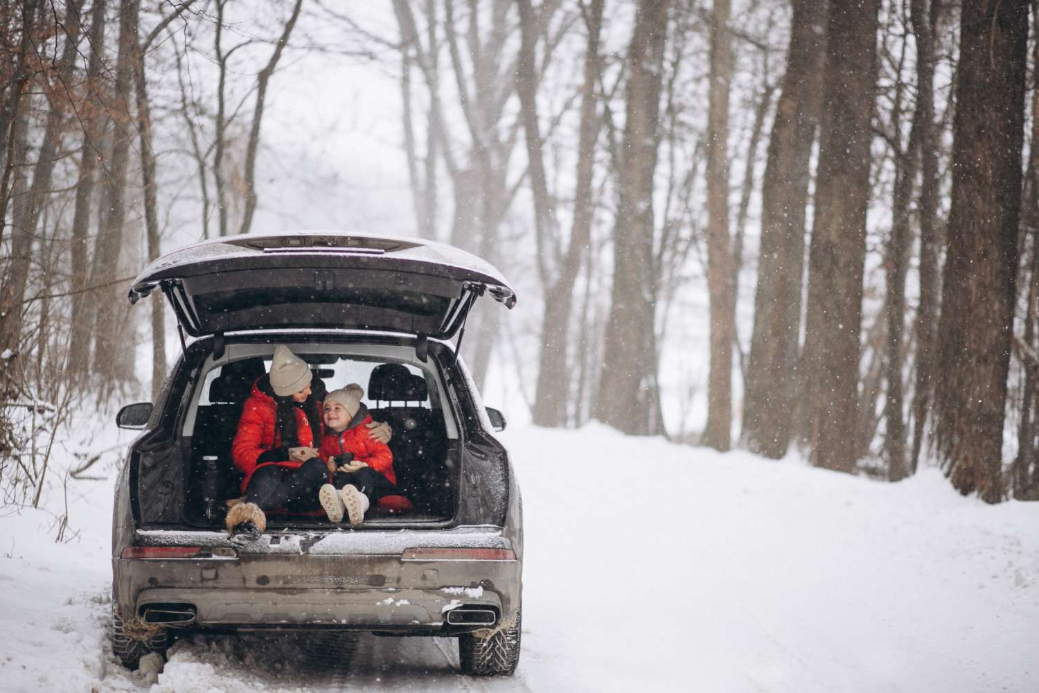 Matka z córką siedzi w samochodzie zimą