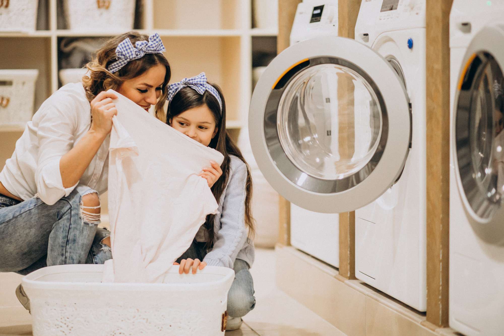 Zdjęcie ilustracyjne / Matka z córką robiąca pranie