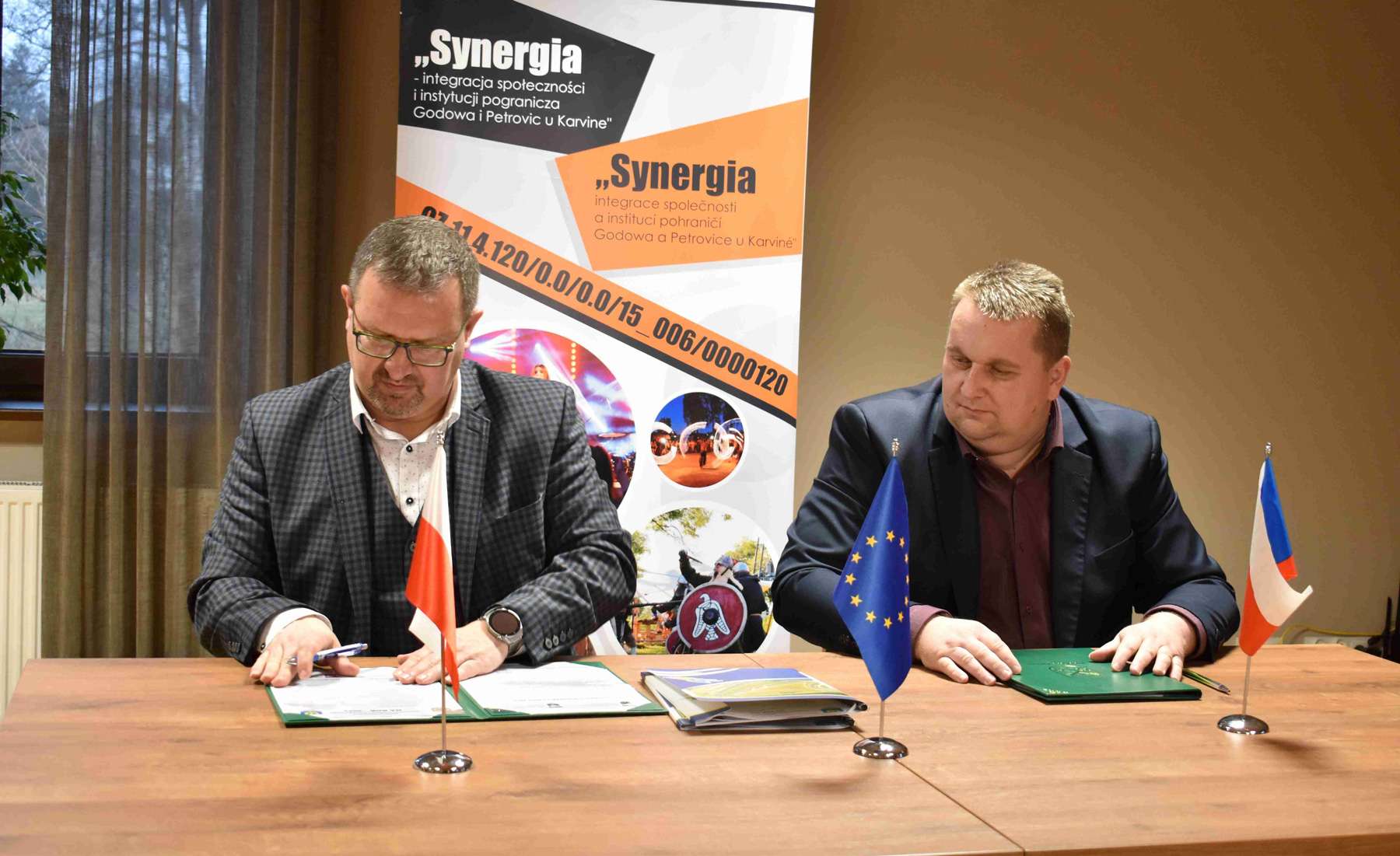 Wójt Godowa Mariusz Adamczyk i starosta Marian Liebiedzik podpisali programy współpracy na kolejny rok / fot. Artur Marcisz